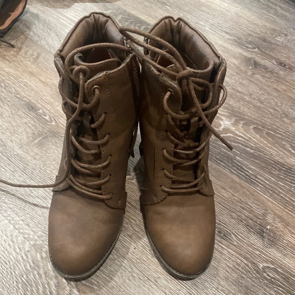 Daisy Fuentes Brown heeled boots